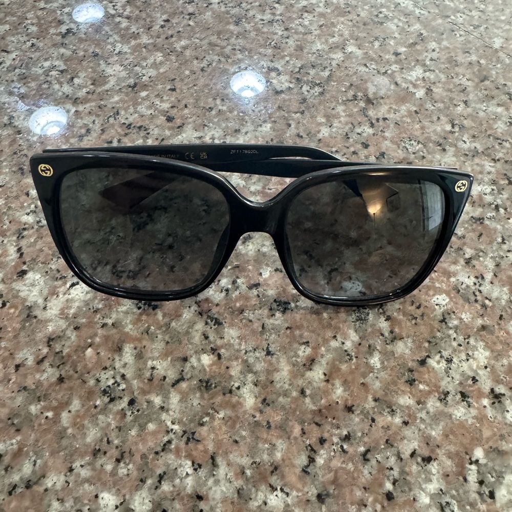 Gucci Sunglasses ( no box )